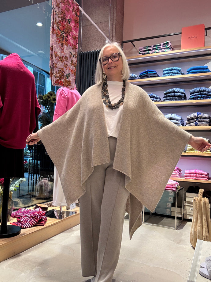 Cashmere Cape von Petit Calin in der Farbe Grapeseed