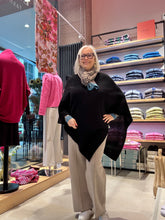 Laden Sie das Bild in den Galerie-Viewer, Cashmere Poncho in Schwarz
