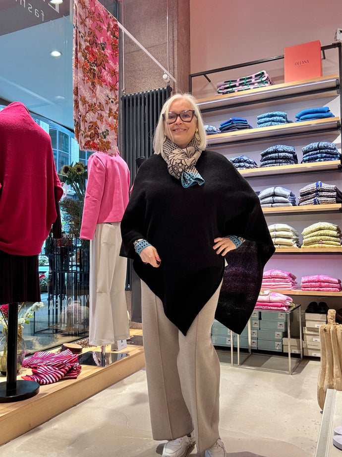 Cashmere Poncho in Schwarz