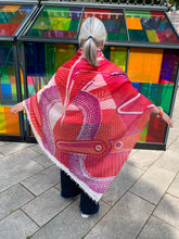 Laden Sie das Bild in den Galerie-Viewer, Friendly Hunting felted Stole - Pinnball in Rot, Koralle und Pink
