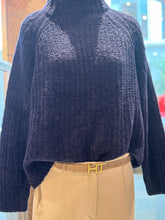 Laden Sie das Bild in den Galerie-Viewer, Pullover in Marineblau von HEMISPHERE Cashmere
