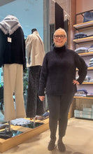 Laden Sie das Bild in den Galerie-Viewer, Pullover in Marineblau von HEMISPHERE Cashmere
