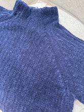 Laden Sie das Bild in den Galerie-Viewer, Pullover in Marineblau von HEMISPHERE Cashmere
