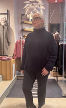 Laden Sie das Bild in den Galerie-Viewer, Pullover in Marineblau von HEMISPHERE Cashmere
