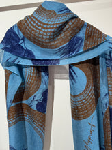 Laden Sie das Bild in den Galerie-Viewer, Friendly Hunting felted Cashmere Stole in Design Garden Eden in der Farbe Blau
