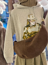 Laden Sie das Bild in den Galerie-Viewer, Tiefenbacher Lehmann Moonbag in Schokolade
