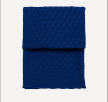 Laden Sie das Bild in den Galerie-Viewer, OLEANA Soft Throw in Alpakawolle in Blau

