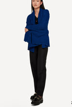 Laden Sie das Bild in den Galerie-Viewer, OLEANA Soft Throw in Alpakawolle in Blau
