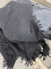 Laden Sie das Bild in den Galerie-Viewer, Schal aus Kashmir von Cashmere Blues mit kleinen Pailletten in Farbverlauf Schwarz bis Grau
