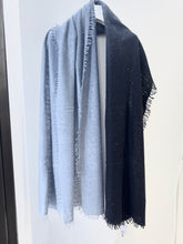 Laden Sie das Bild in den Galerie-Viewer, Schal aus Kashmir von Cashmere Blues mit kleinen Pailletten in Farbverlauf Schwarz bis Grau
