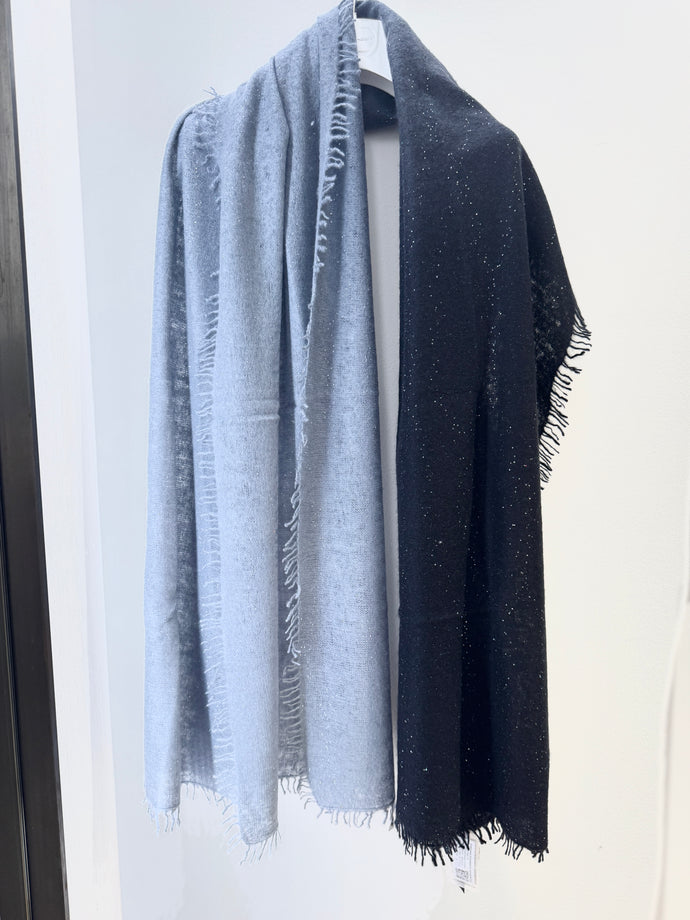 Schal aus Kashmir von Cashmere Blues mit kleinen Pailletten in Farbverlauf Schwarz bis Grau
