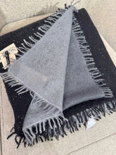 Laden Sie das Bild in den Galerie-Viewer, Schal aus Kashmir von Cashmere Blues mit kleinen Pailletten in Farbverlauf Schwarz bis Grau
