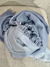 Laden Sie das Bild in den Galerie-Viewer, Schal aus Kashmir von Cashmere Blues mit kleinen Pailletten in Blauschattierungen
