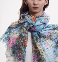 Laden Sie das Bild in den Galerie-Viewer, Épice Schal Fleurs Peonia in der Farbe Sky
