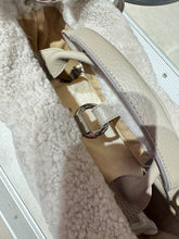 Laden Sie das Bild in den Galerie-Viewer, Totebag in Lammfell von TIEFENBACHER LEHMANN
