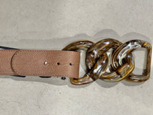 Laden Sie das Bild in den Galerie-Viewer, LINDA NEIBER  Formgürtel mit Schließe aus Acryl in der Farbe birch-taupe
