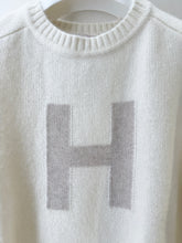 Laden Sie das Bild in den Galerie-Viewer, HEMISPHERE Pullover mit Initial H
