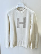 Laden Sie das Bild in den Galerie-Viewer, HEMISPHERE Pullover mit Initial H
