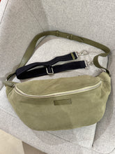 Laden Sie das Bild in den Galerie-Viewer, TIEFENBACHER LEHMANN HIP BAG maxi in Veloursleder in der Farbe Bamboo mit Silber

