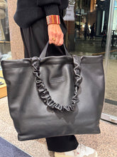 Laden Sie das Bild in den Galerie-Viewer, TIEFENBACHER LEHMANN bagstrap Schrunchie
