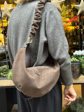 Laden Sie das Bild in den Galerie-Viewer, Tiefenbacher Lehmann Moonbag in Schokolade
