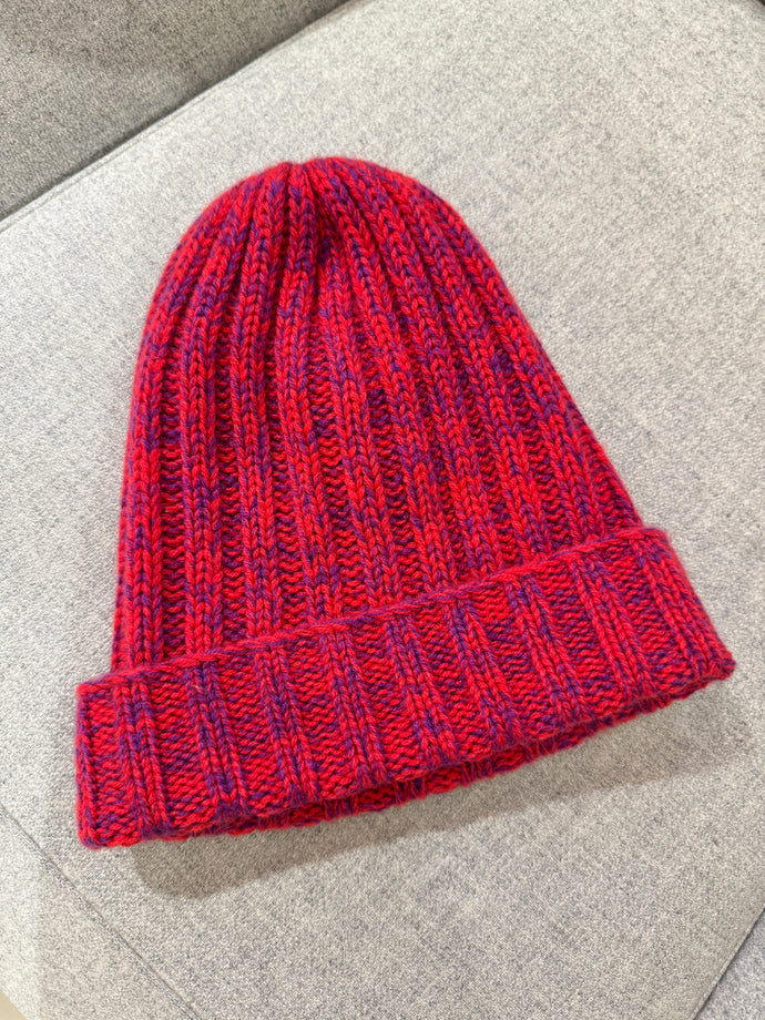 Mütze mit Rippenmuster in Kashmir von Petit Calin in den Farben rot und violett