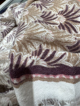 Laden Sie das Bild in den Galerie-Viewer, Hemisphere Schal NIB-CWF
