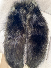 Laden Sie das Bild in den Galerie-Viewer, Fakefur Schal Groß in Schwarz und Grün
