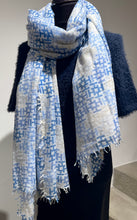 Laden Sie das Bild in den Galerie-Viewer, Hemisphere Schal ALKI in Blau mit Beige
