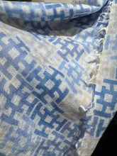 Laden Sie das Bild in den Galerie-Viewer, Hemisphere Schal ALKI in Blau mit Beige
