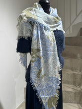 Laden Sie das Bild in den Galerie-Viewer, HEMISPHERE Dreieckstuch INKE-CWFT
