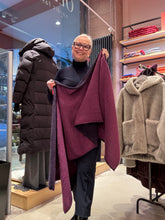 Laden Sie das Bild in den Galerie-Viewer, Breiten Cashmere Schal in Marineblau und Mulberry
