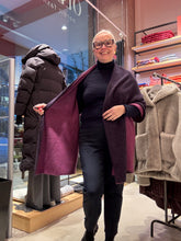 Laden Sie das Bild in den Galerie-Viewer, Breiten Cashmere Schal in Marineblau und Mulberry
