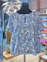 Laden Sie das Bild in den Galerie-Viewer, HEMISPHERE Bluse Olly  mit pineapple Print
