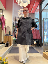 Laden Sie das Bild in den Galerie-Viewer, Longbluse  Picos von annette görtz in Anthrazit
