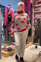 Laden Sie das Bild in den Galerie-Viewer, Rosa and Me - Pullover Kiss
