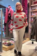 Laden Sie das Bild in den Galerie-Viewer, Rosa and Me - Pullover Kiss
