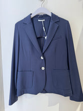 Laden Sie das Bild in den Galerie-Viewer, Jersey Blazer in Dunkelblau von HUBERT GASSER
