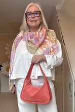 Laden Sie das Bild in den Galerie-Viewer, Tiefenbacher Lehmann Tasche midi Brioche in der Farbe Koralle
