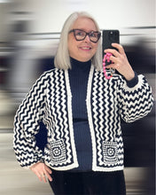 Laden Sie das Bild in den Galerie-Viewer, HEMISPHERE Strickjacke in Strukturstrick
