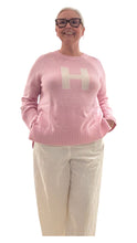 Laden Sie das Bild in den Galerie-Viewer, HEMISPHERE Pullover mit Initial H in Rosa
