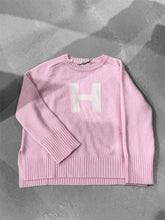 Laden Sie das Bild in den Galerie-Viewer, HEMISPHERE Pullover mit Initial H in Rosa
