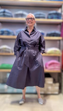 Laden Sie das Bild in den Galerie-Viewer, NARCISA Blusenkleid in Marineblau
