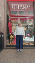 Laden und Abspielen von Videos im Galerie-Viewer, Leinenbluse von Hemisphere Cashmere
