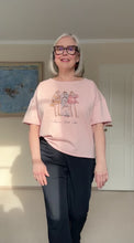 Laden und Abspielen von Videos im Galerie-Viewer, T-Shirt Railin x Nadja König Summer Girls Club in rosé
