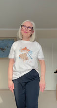 Laden und Abspielen von Videos im Galerie-Viewer, T-Shirt Railin x Nadja König La Vita E Bella
