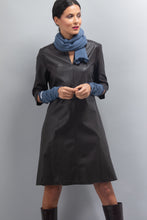 Laden Sie das Bild in den Galerie-Viewer, NARCISA Kleid  Nina aus Vegi-Leder
