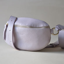 Laden Sie das Bild in den Galerie-Viewer, TIEFENBACHER LEHMANN HIP BAG mini in Lavendel mit Silber
