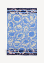 Laden Sie das Bild in den Galerie-Viewer, Oleana Wolldecke Design Buddy in der Farbe Blueberry whip
