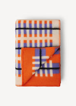 Laden Sie das Bild in den Galerie-Viewer, Oleana Wolldecke Design Otti blanket in International orange

